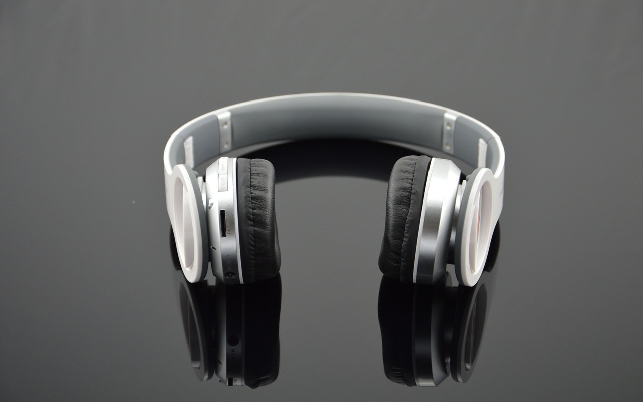 2013 Hot Selling Solo Style Wireless Headset (BK204)